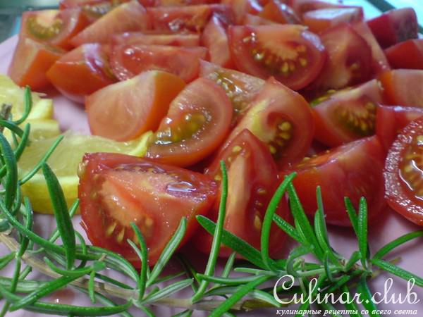Форель,запечённая с помидорками и розмарином в пергаменте