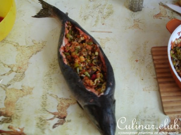 Горбуша, фаршированная овощами.