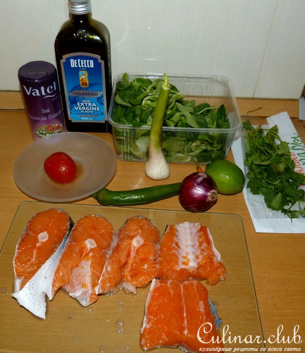 Лосось с острым соусом сальса