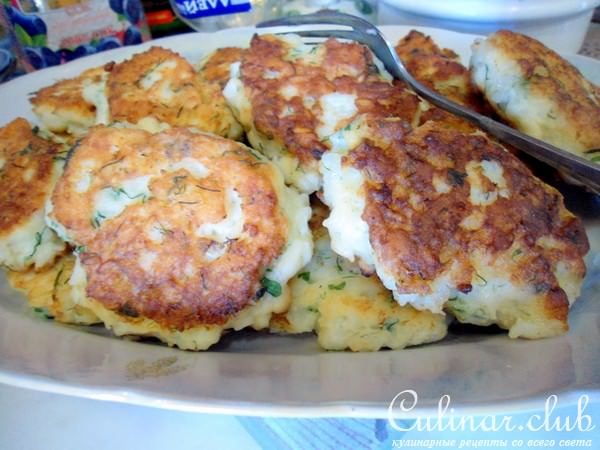 Тайские рыбные крокеты с рисом и карамелизованным луком.