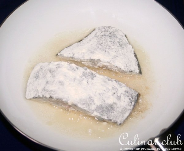 Камбала жареная по-корейски с рисом и овощами на гарнир