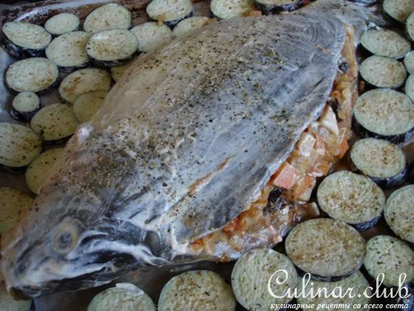 Карп праздничный, фаршированный овощами и черносливом