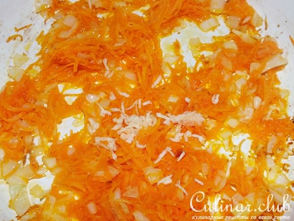 Тилапия с винными грушами на рисовой подушке