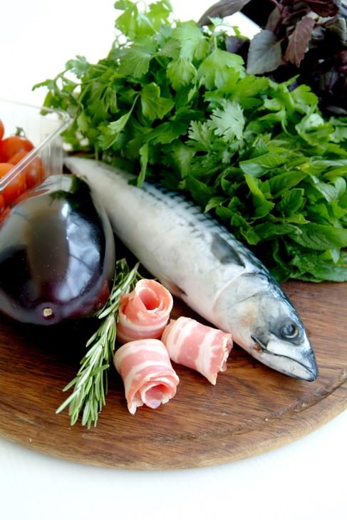 Рулет из скумбрии с беконом, розмарином и баклажаном на гарнир