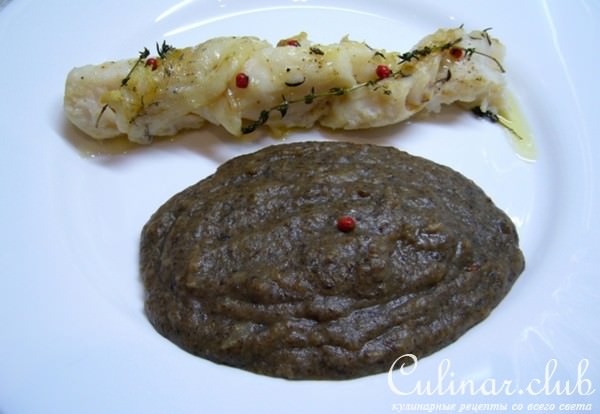 Рыбная косичка, запеченная в духовке, с «черным» пюре