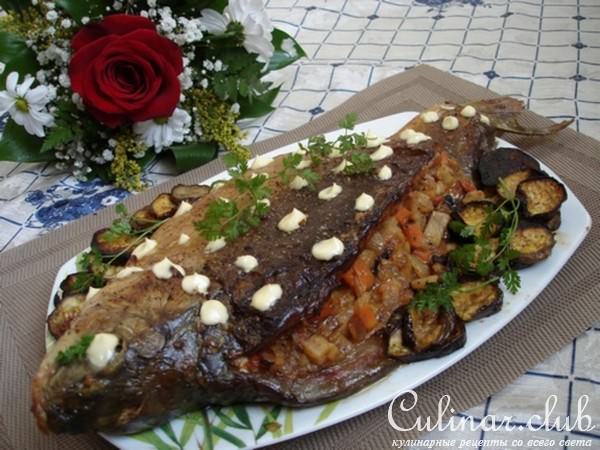 Карп праздничный, фаршированный овощами и черносливом
