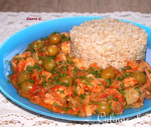 Рыба с овощами и оливками с рисом на гарнир