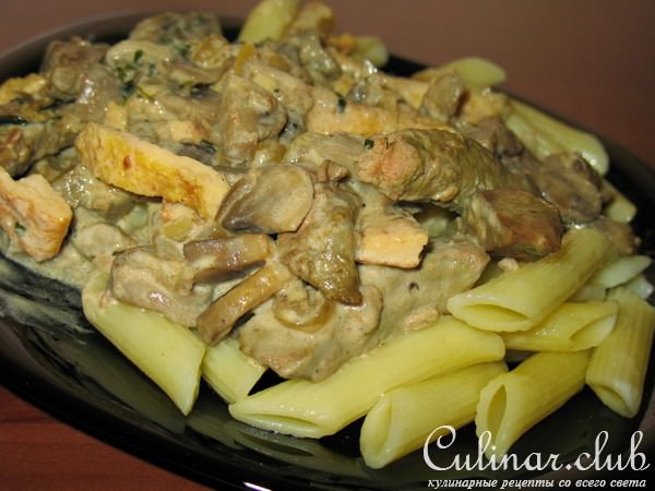 Печенка с грибами и яйцами в сливочном соусе.