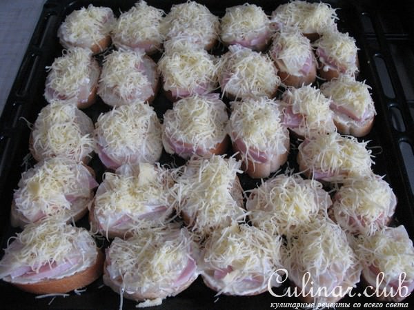 Горячие бутерброды с ветчиной и ананасами