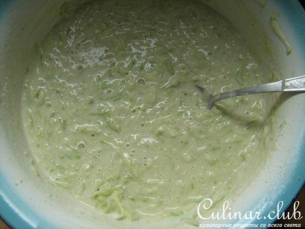 Десертный кабачковый рулет с клубникой и мятой.