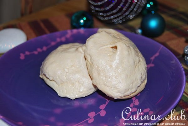 Новогодние меренги с малиновым соусом и ежевикой