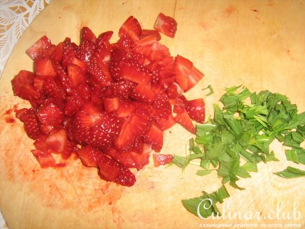 Десертный кабачковый рулет с клубникой и мятой.