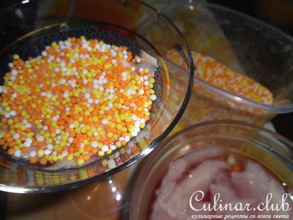 Десерт из малинового винного желе с яблочными чипсами и сливками "Малиновые страсти"!