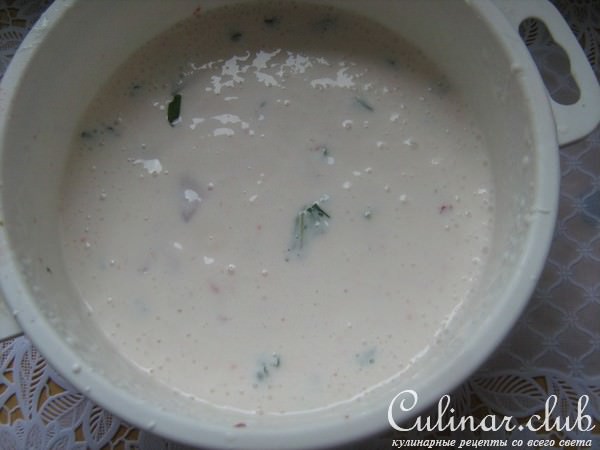 Десертный кабачковый рулет с клубникой и мятой.
