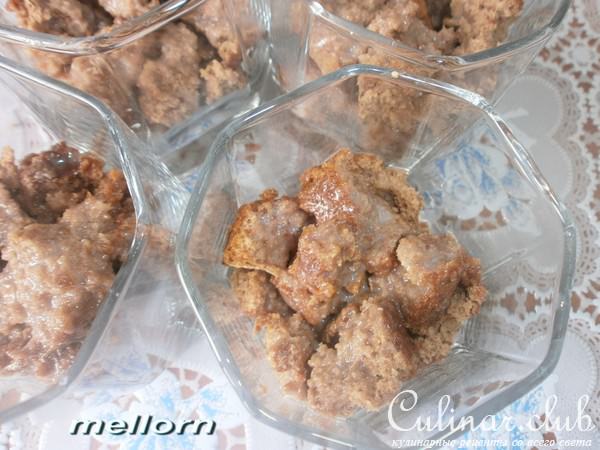 Банановый десерт с соусом из ирисок