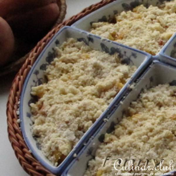 Крамбль с персиками и лавандой