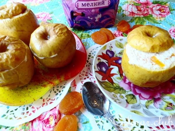 Яблочки печёные с творогом и сухофруктами.
