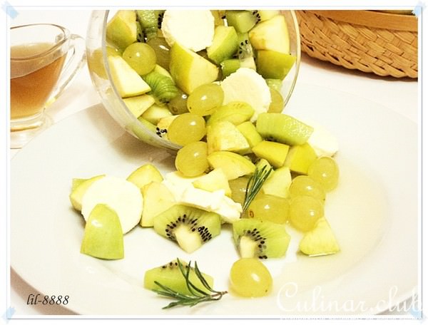 Фруктовый салат с адыгейским сыром и розмариновым сиропом.