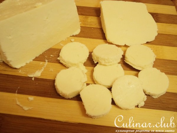 Фруктовый салат с адыгейским сыром и розмариновым сиропом.