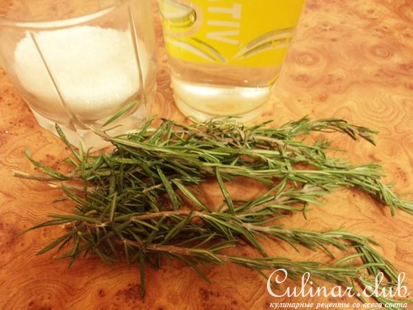 Фруктовый салат с адыгейским сыром и розмариновым сиропом.