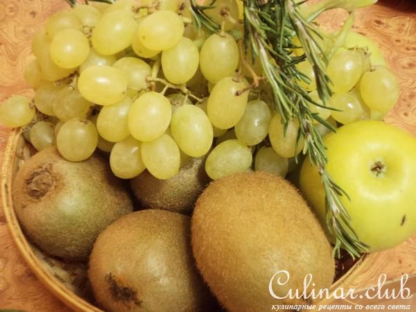 Фруктовый салат с адыгейским сыром и розмариновым сиропом.