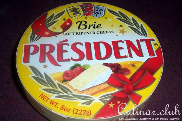 Запеченый сыр brie с ветчиной, и фруктами