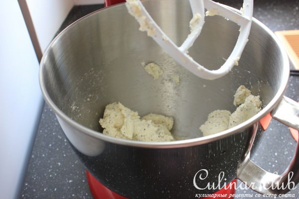 Ленивые вареники с маком и клубничным соусом