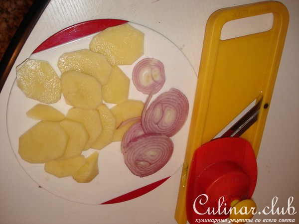 картофель запеченый с вином и луком с сырной корочкой