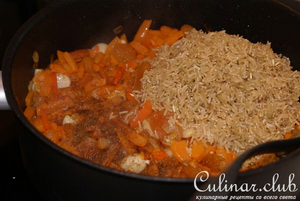 Плов из коричневого риса с тыквой, курагой и изюмом