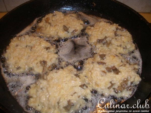 Рисовые оладьи с пармезаном и лесными грибами