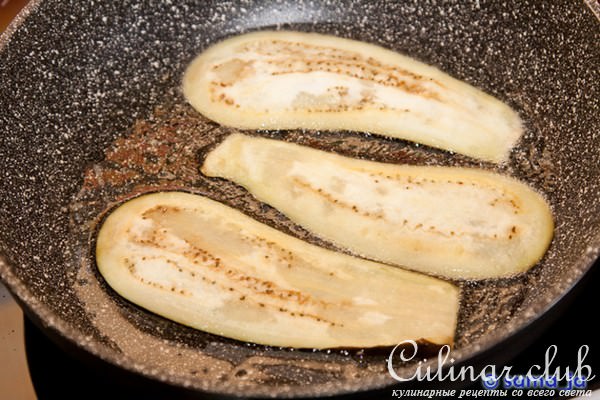 Роллы из баклажанов с курицей и спагетти