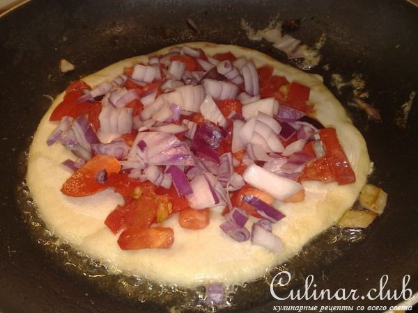 Кейсадиас с помидорами луком и соусом