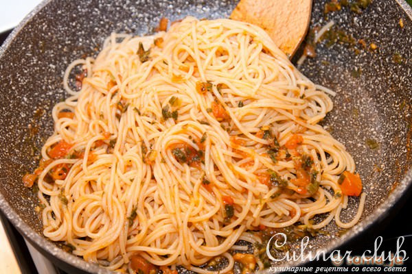 Роллы из баклажанов с курицей и спагетти