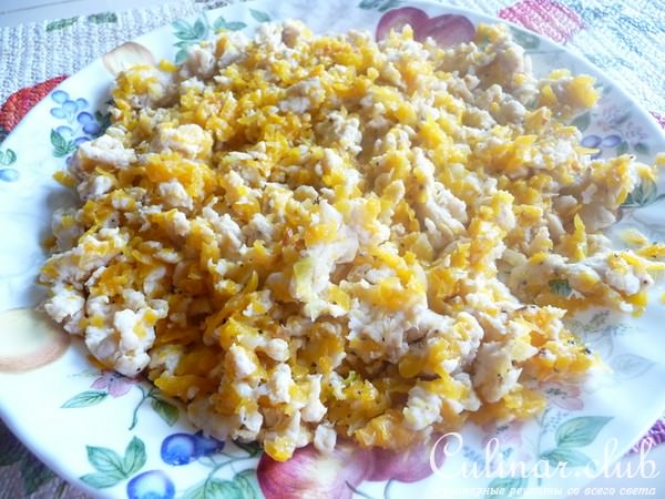 Блины с начинкой под соусом.
