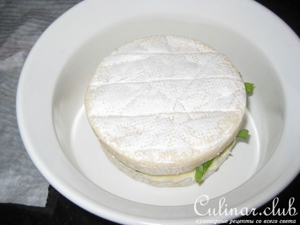 Camamber с базиликом и чесноком
