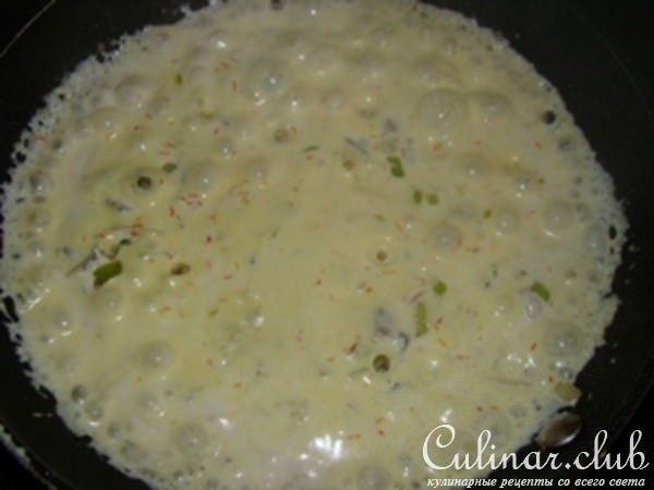 Рулетики из цуккини с семгой и грибным соусом