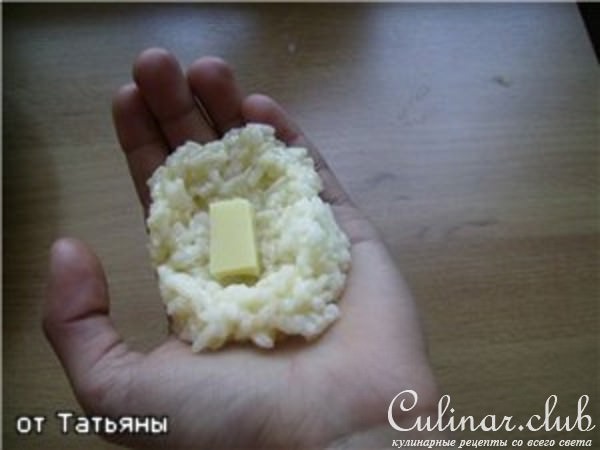 Рисовые крокеты с начинкой из фарша и сыра