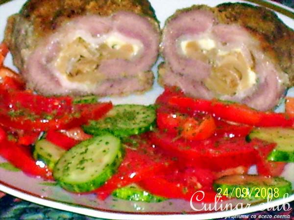 Рулетики из свинины с грибами, сыром и копченой грудинкой