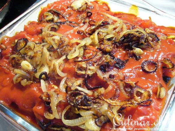 Яйца с колбасой, запеченные с помидорами