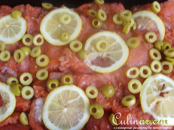 Кета запеченая с оливками и лимоном