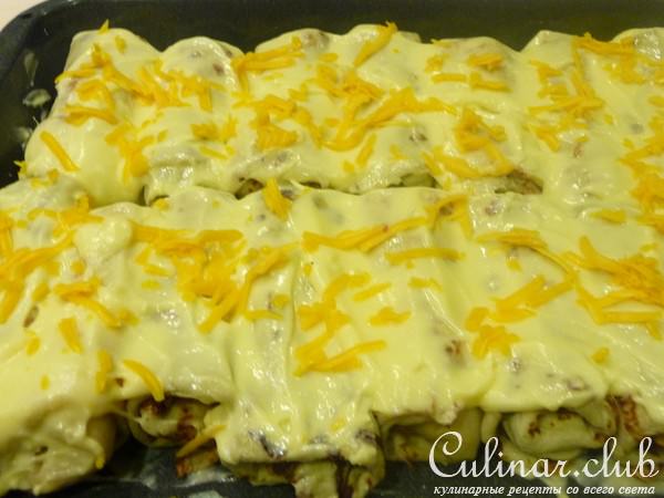 Блины с начинкой под соусом.
