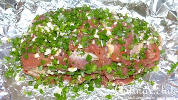 Рубленная ветчина на углях из свинины с луком и чесноком