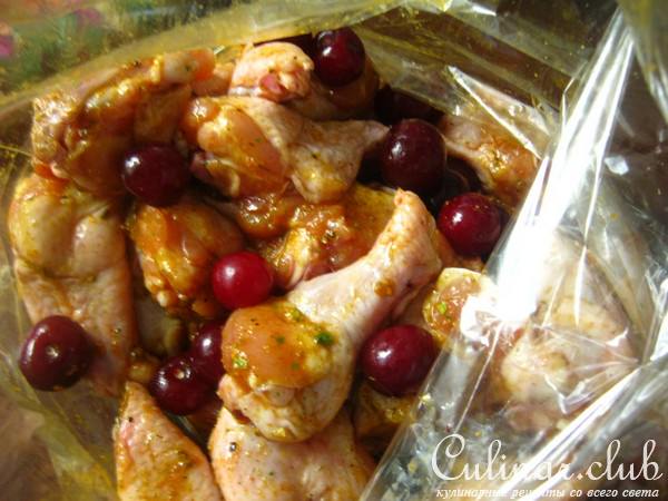 Куриные крылышки запеченные с вишней