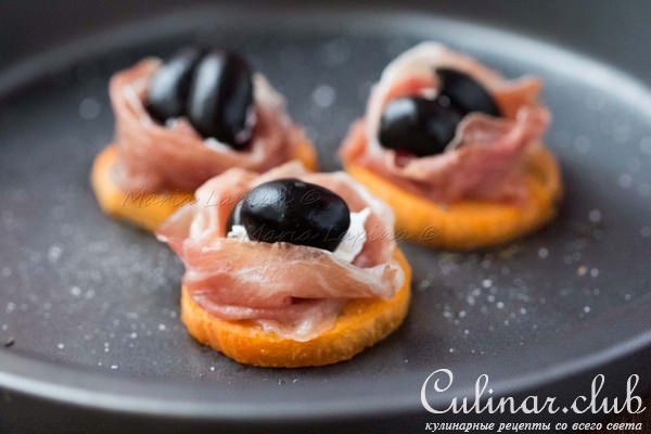 Закуска с тыквой, хамоном и оливками