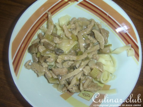 острая свиная соломка с овощами и лапшой