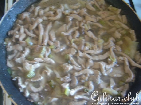 острая свиная соломка с овощами и лапшой