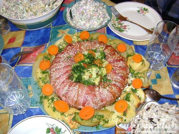 Рулет мясной "Праздничное кольцо"