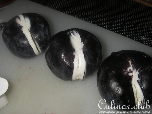 Сливы с сыром и копченой грудинкой