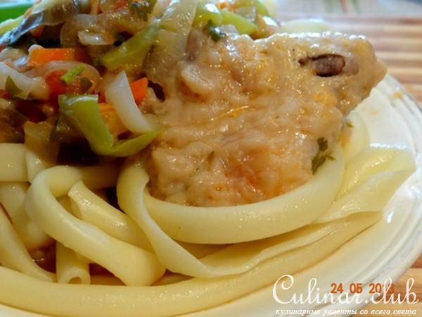 Нежная курочка в овощной подливе в мультиварке