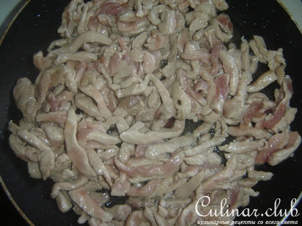 острая свиная соломка с овощами и лапшой